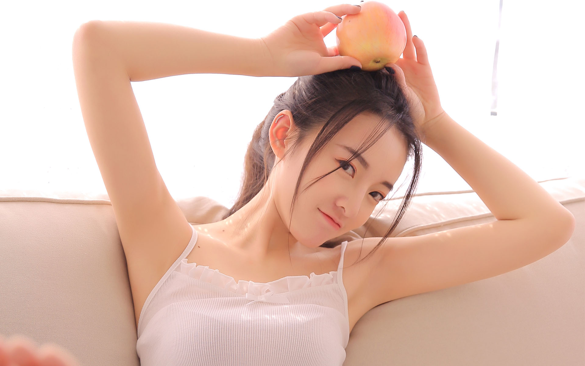 白色吊带美女性感写真高清桌面电脑壁纸