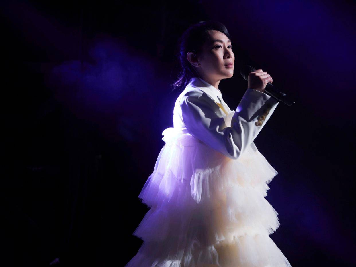 刘若英演唱会头部造型引议论,网友:真像个篮筐,完全都可以投篮_争议