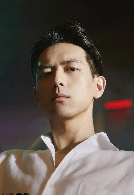 原创李现穿白衬衫有多撩眼神犀利太有型硬照再登顶级男刊