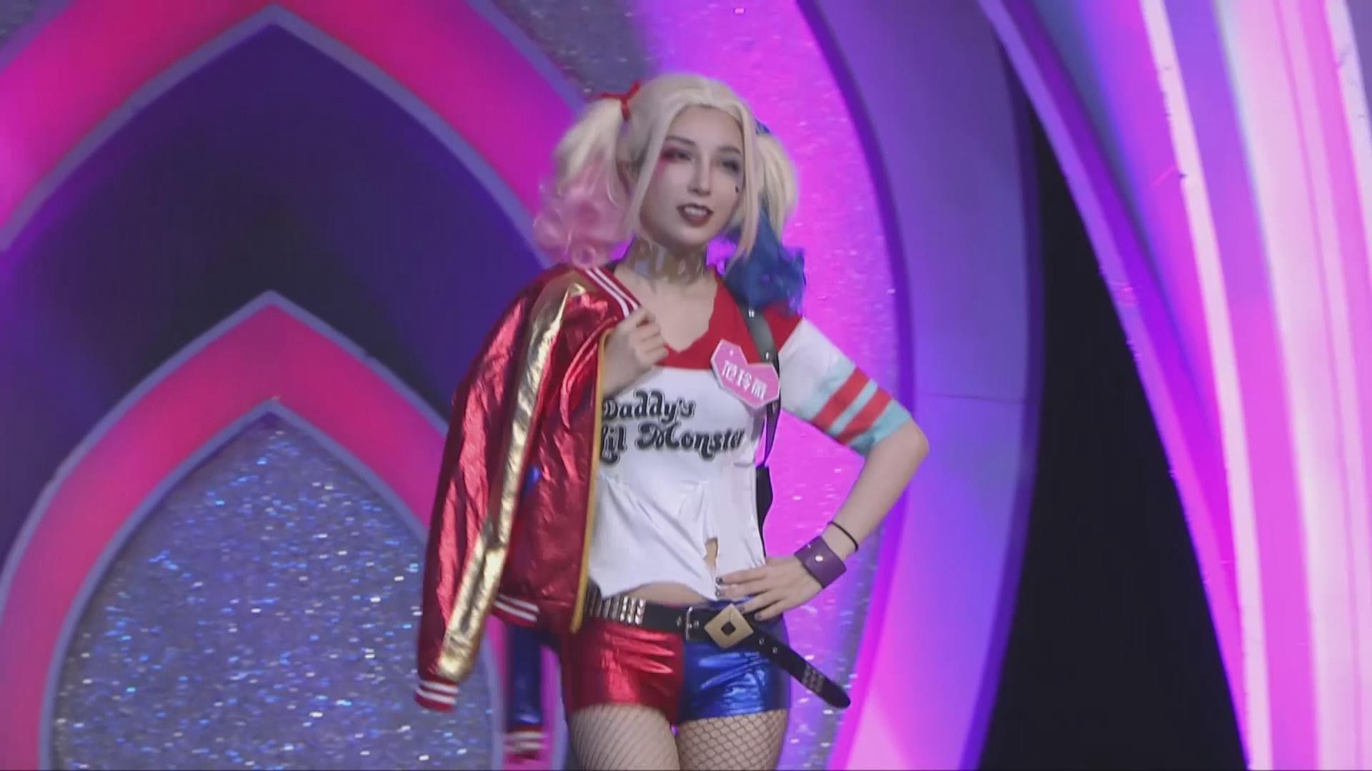 姑娘向小丑打听失落的心上人小丑突然变换表情发动魔法