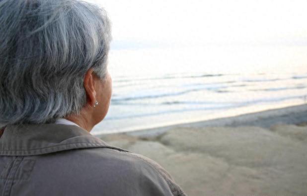 但是,当我们突然意识到自己的年龄已经不再年轻,而是步入了老年,这种