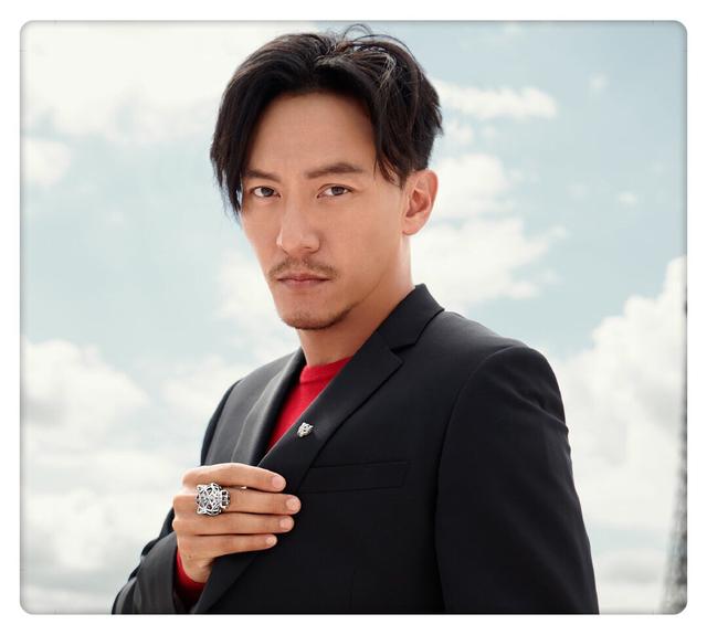 张震黑西装白衬衣,手戴卡地亚猎豹戒指,胡子拉碴,却man力十足