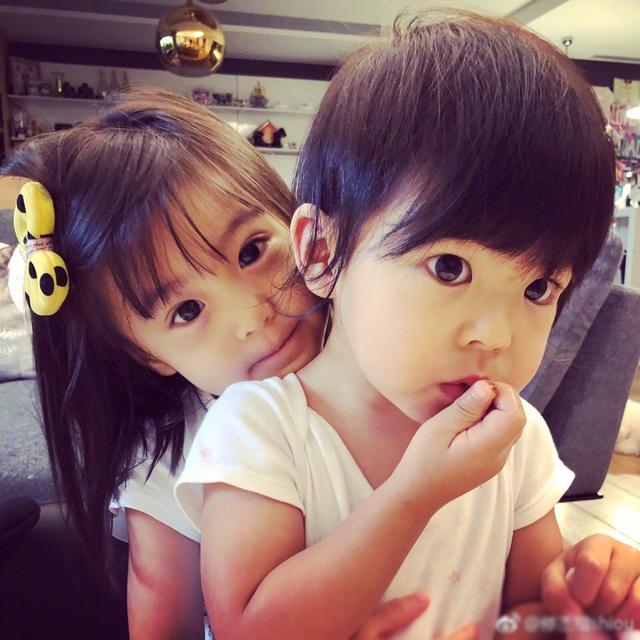 贾静雯晒女儿咘咘美照3岁多的咘咘长大了不少越来越像妈妈