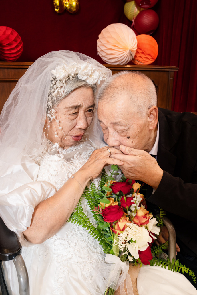86岁老夫妻拍婚纱照流泪告白对方