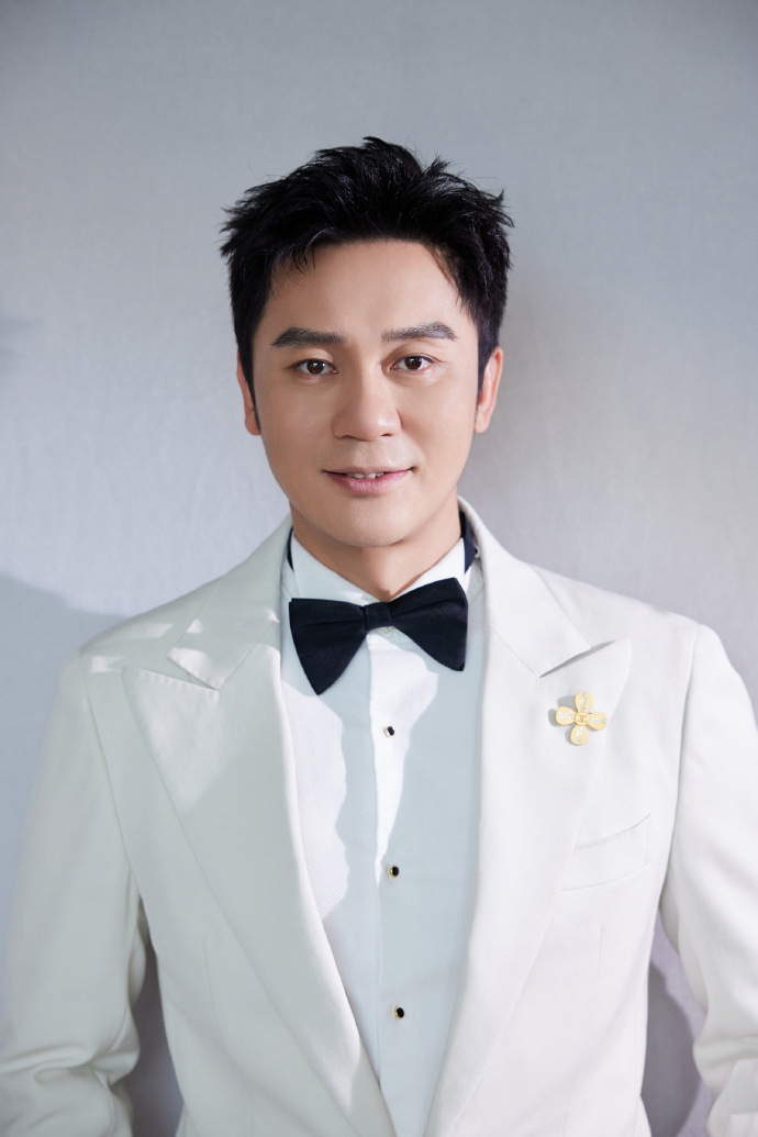李晨超话#北影节开幕红毯#@李晨一席白色西装礼服亮相参加第十三届