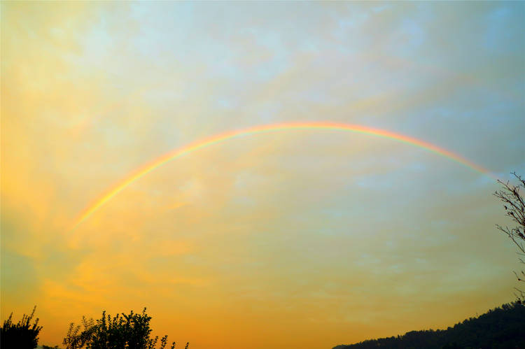 湖北宜昌:昨日,宜昌惊现绚烂晚霞和七色彩虹!