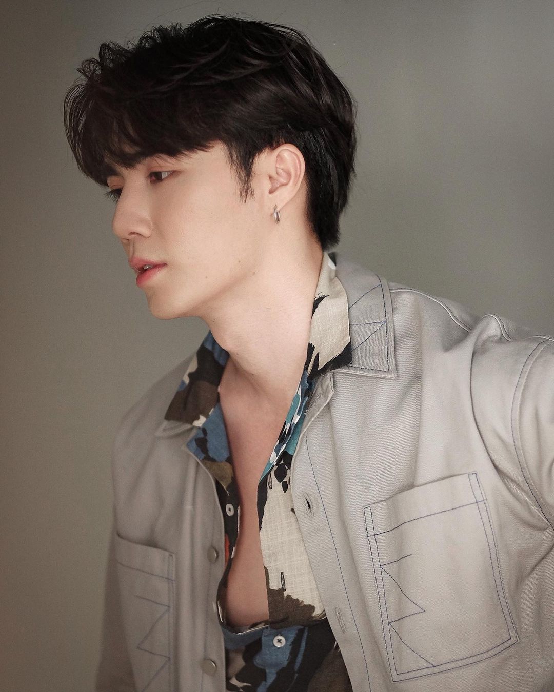 毕业于曼谷大学传播艺术学院,泰国男演员,歌手,模特