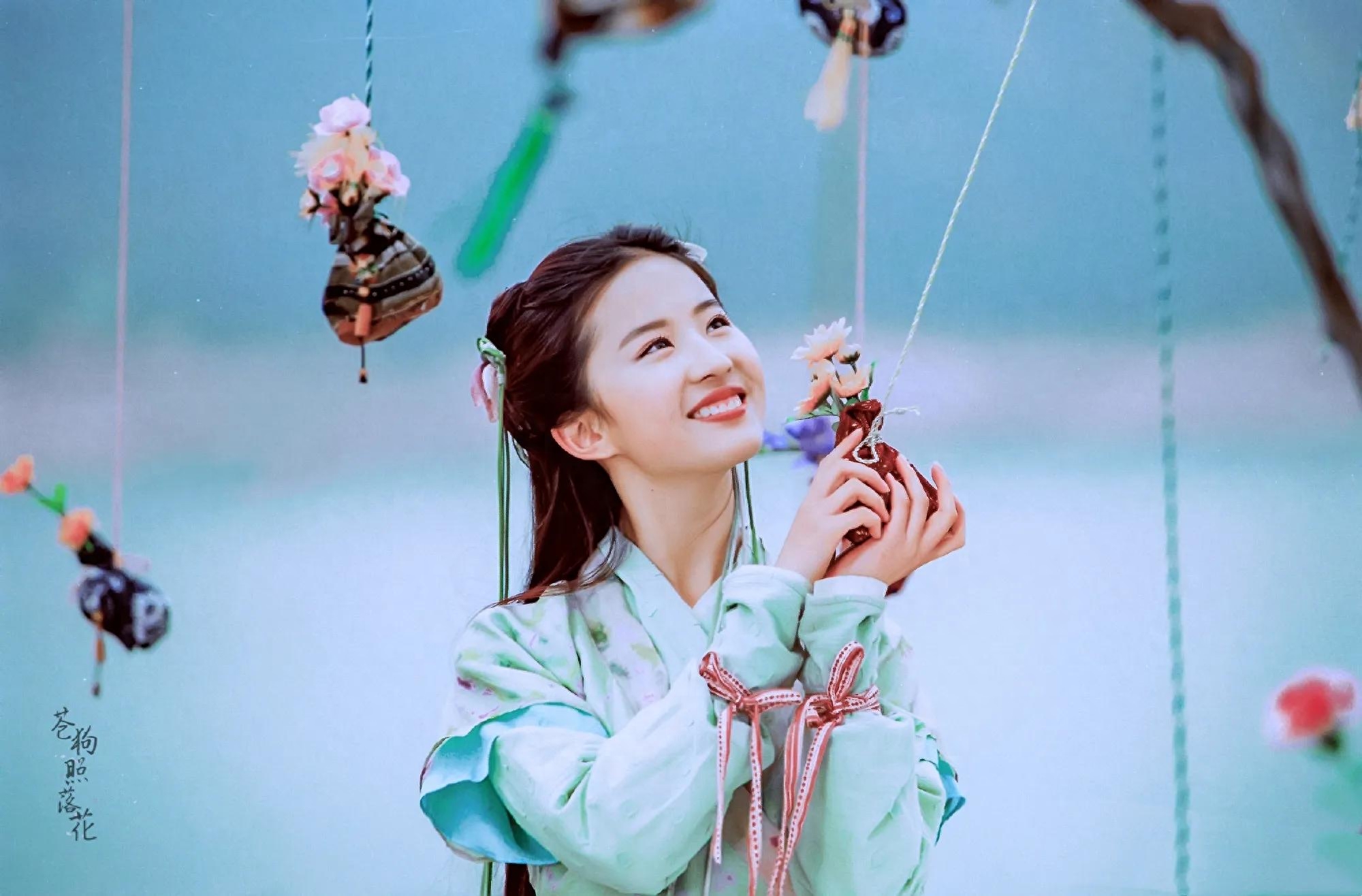 时隔十五年,刘亦菲在拍古装剧《梦华录》,赵盼儿就好像是长大的灵儿一