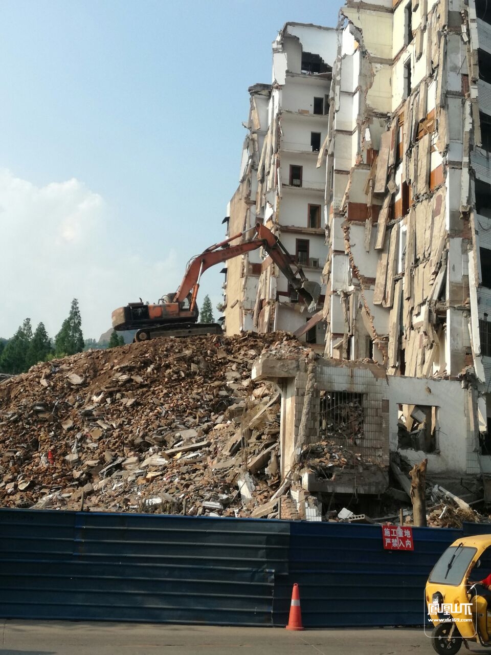 丝厂门口这房子临街,拆迁难度挺大的.