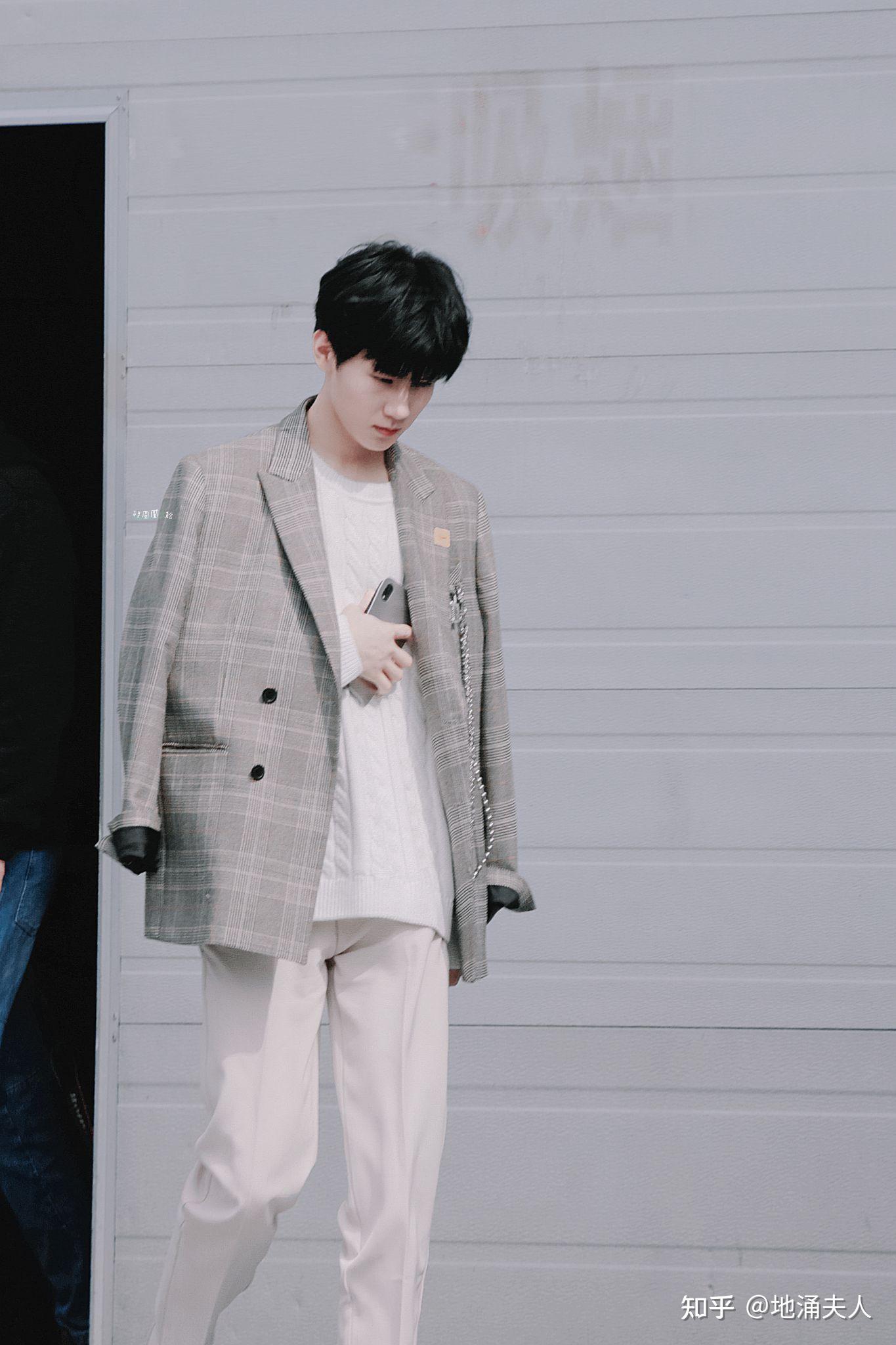 我要做一个张真源人形立牌没有合适的全身照求各位糖姐帮忙谢谢很想要