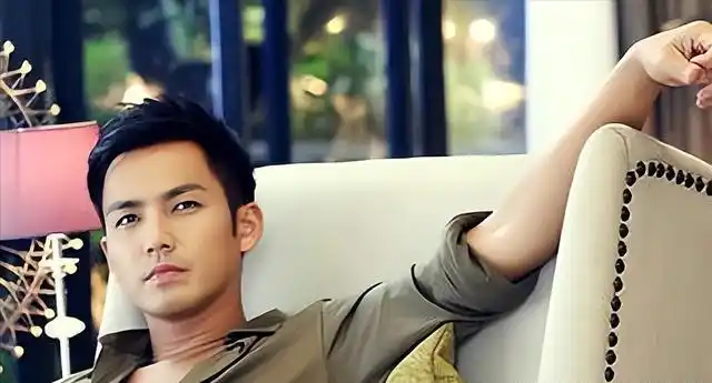 事实证明,"逐渐消失"的钟汉良,已经在另一个圈子里红得发紫