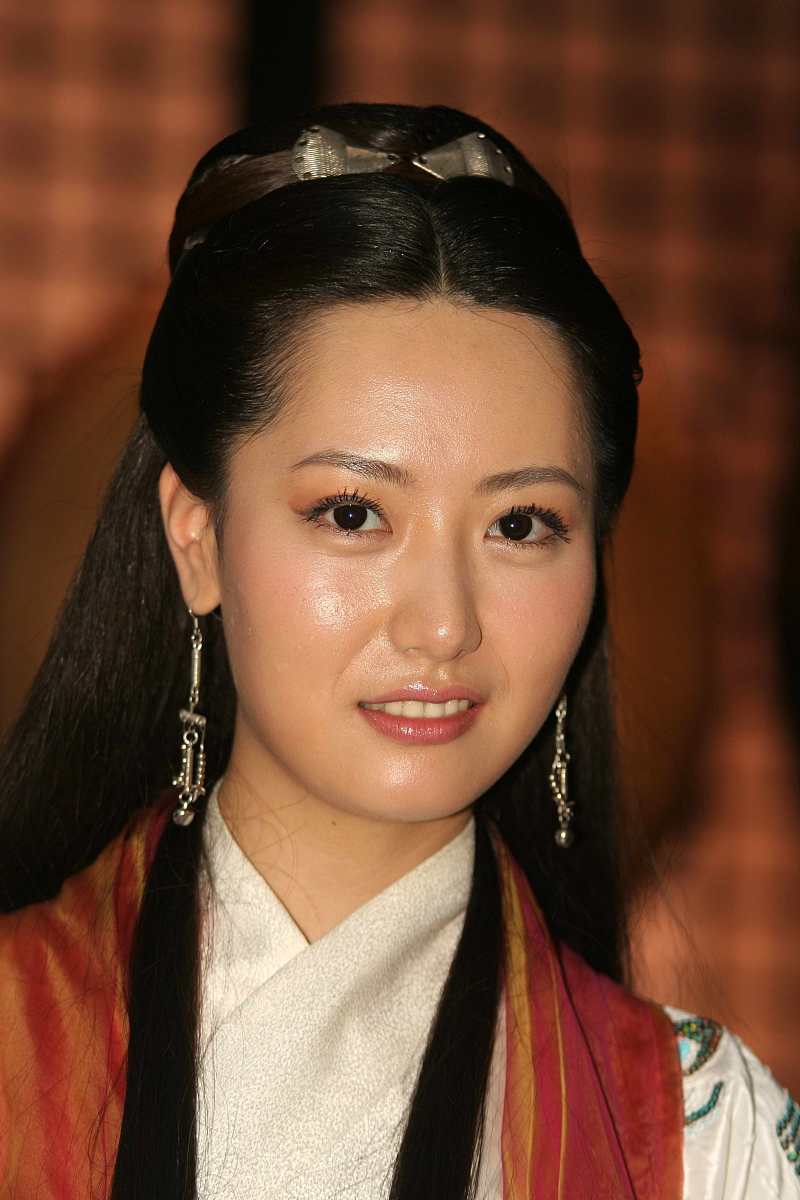 眼神长远绵密,让人觉得深不可测,猜不透,白冰和胡歌,张世出演过《神话