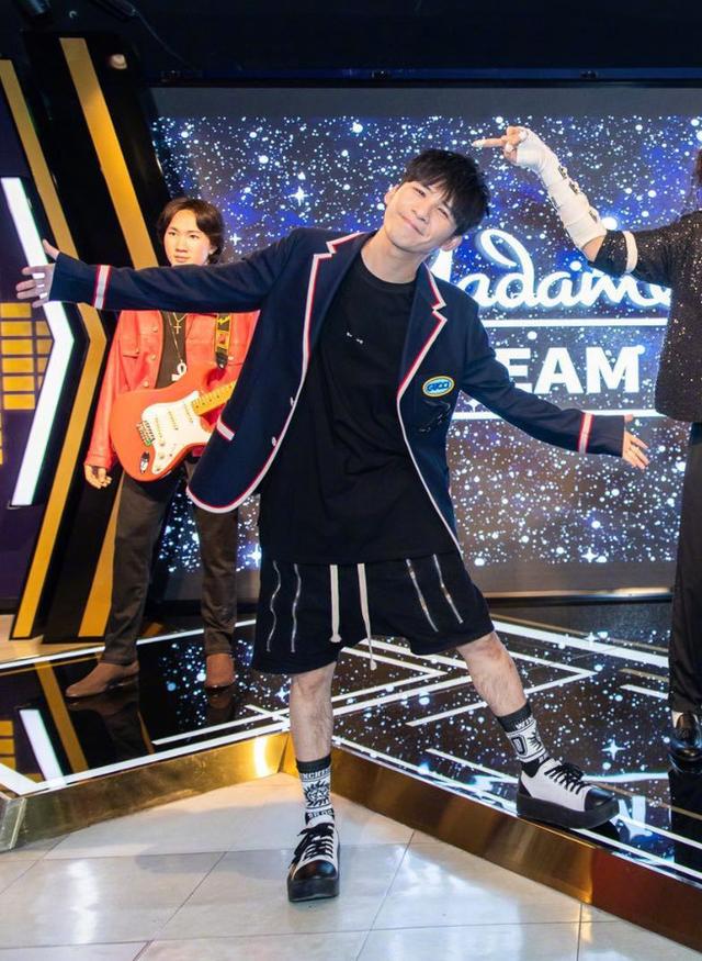 大张伟一身黑look,腿上写着"百无禁忌",这个又是什么梗?