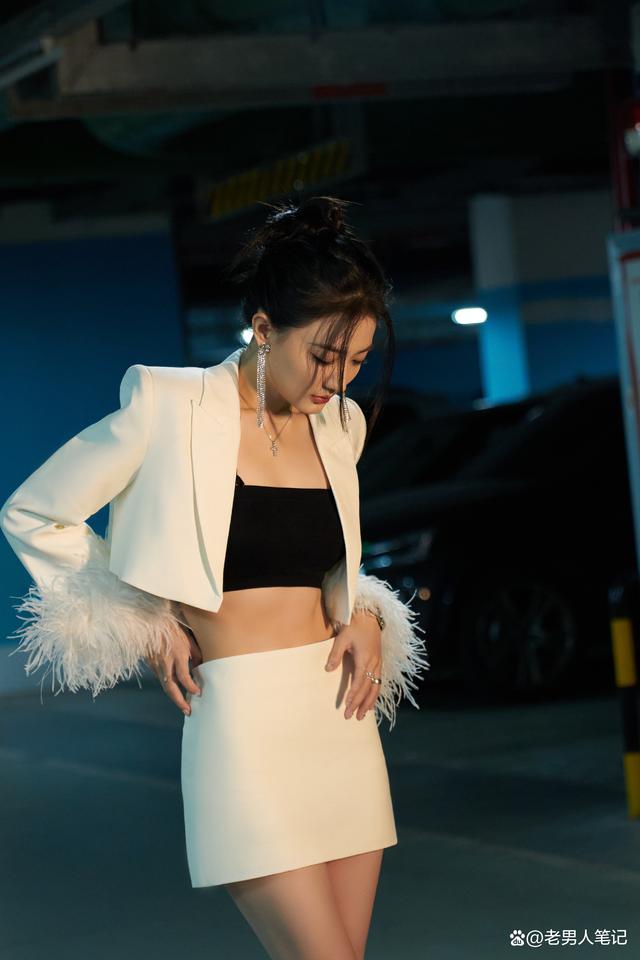 徐璐真有超模气质,白裙西装光影大片,大长腿又美又飒