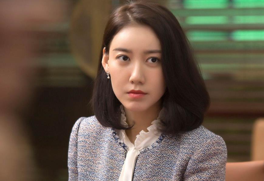 电视剧里陈数将职场女精英演绎得十分完美,在一套套西服和职业装之间