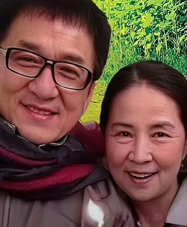 王家卫的妻子陈以瑾其实很有钱,事业也不错,如果王家卫不陪老婆或者没