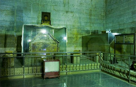 裕陵地宫诡异事件为何两次顶住石门都是乾隆棺椁有这两种说法