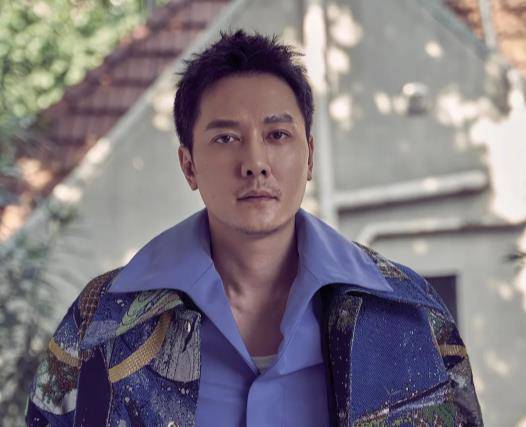 冯绍峰素颜出镜,黑眼圈再重也难掩帅气,和女演员热聊时笑容不断_照片