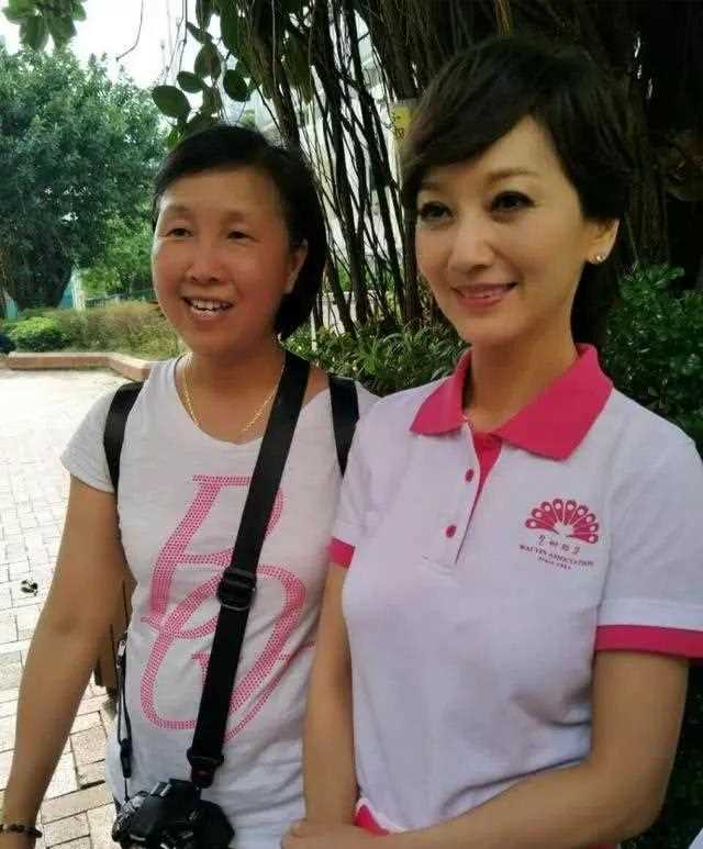 赵雅芝与同龄的合影照,感觉像两代人,这就是有保养与没保养的区别啊!