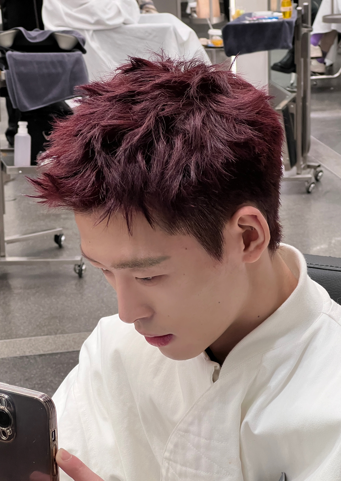 男生巨显白的发色 杭州染发 玫红色前刺发型 干净 清爽 阳光  不伪娘