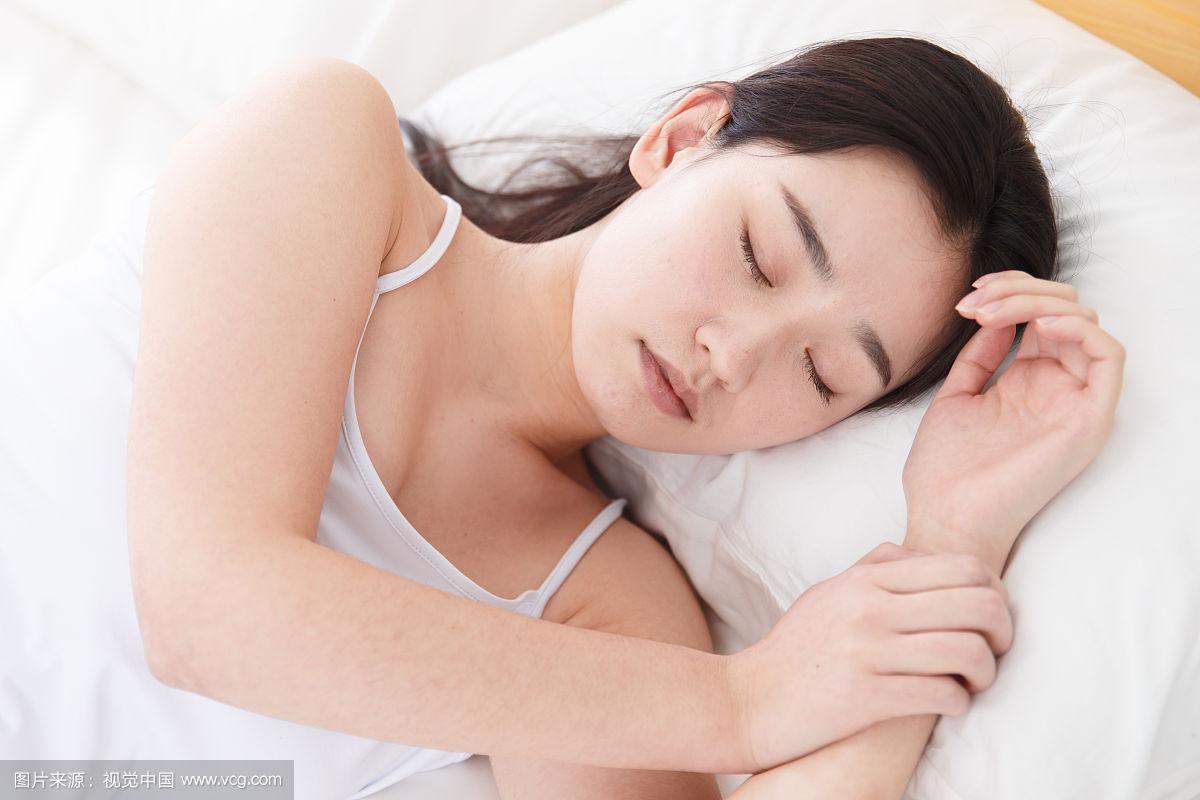 青年女人在卧室睡觉