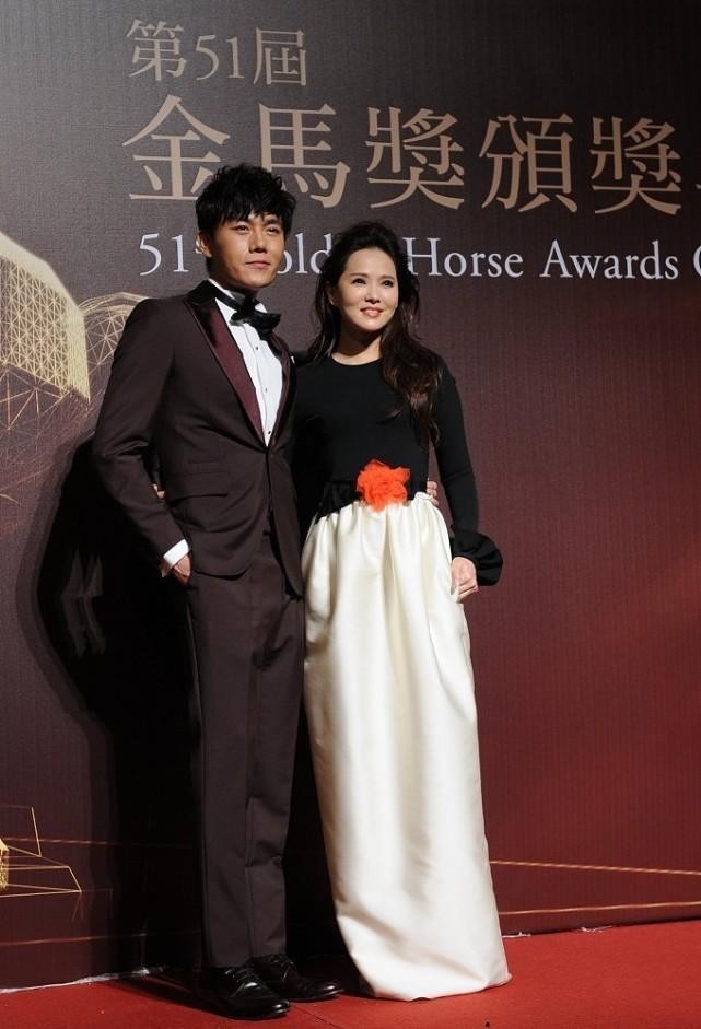 伊能静和老公同框也不扮嫩黑白拼接裙挺高级腰间橘色花挺吸睛