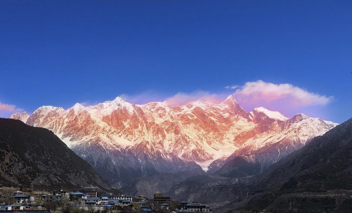 中国最美的雪山西藏南迦巴瓦峰日照金山