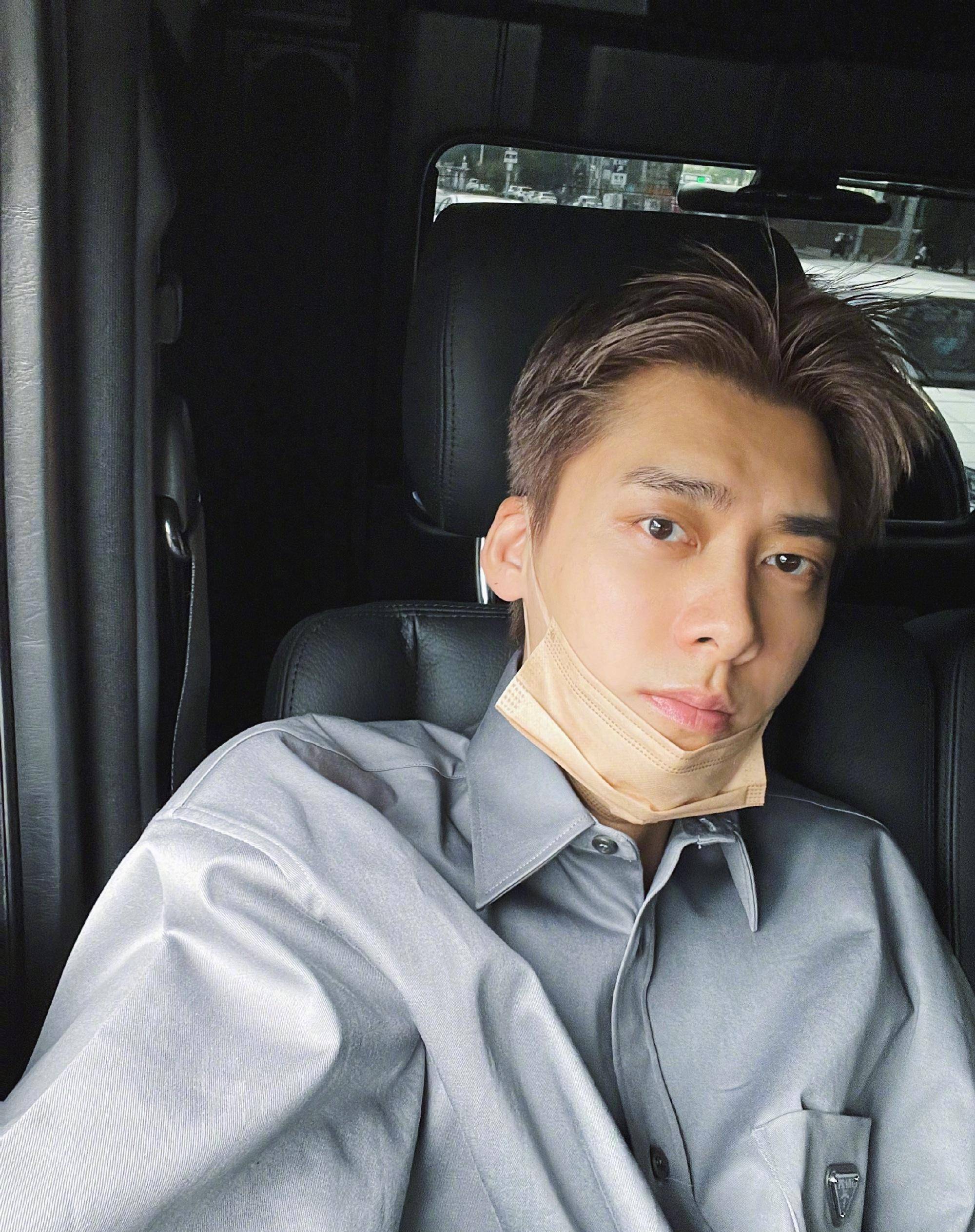 但也有网友发现,微博上疯传的李易峰私密影片,虽然男主角的发型,痣的