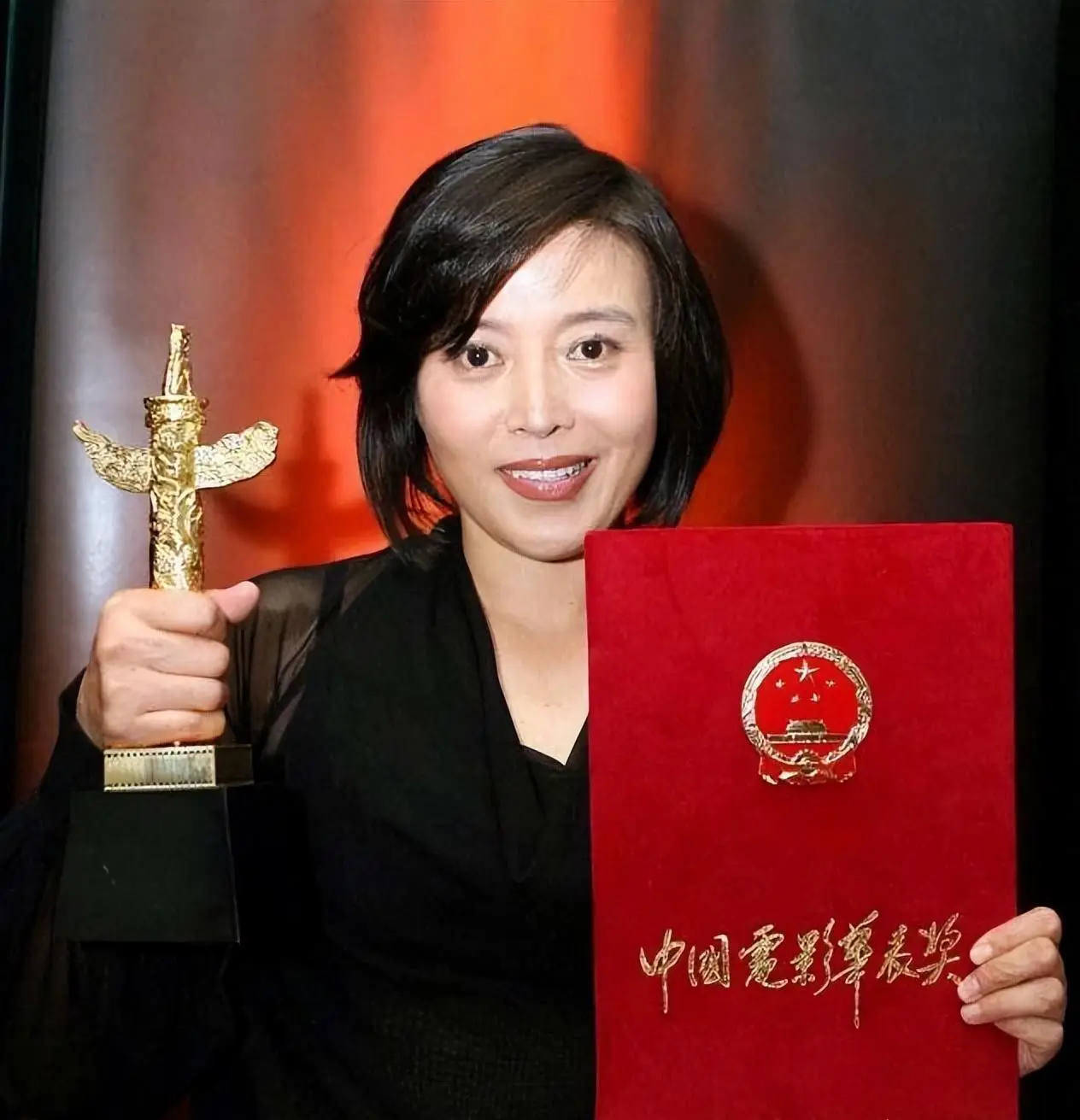 和孙红雷分手20年后,63岁的丁嘉丽,人生状况如何了?