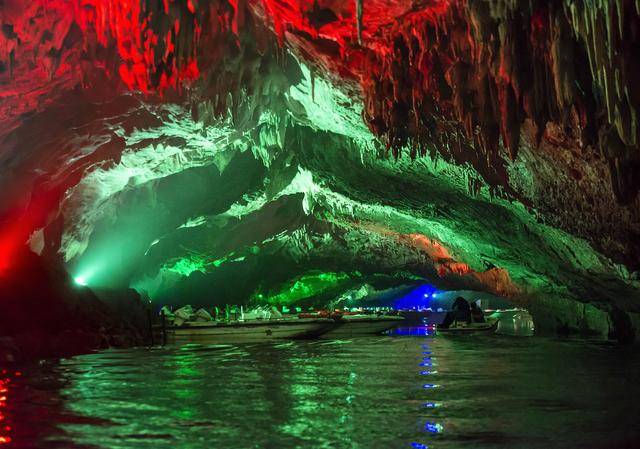 这个世界最长可连续乘船的地下暗河,里面是什么样子的?