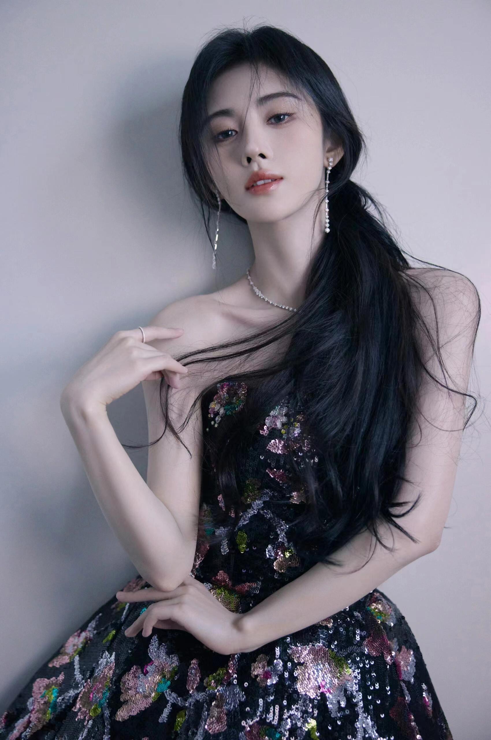 鞠婧祎黑纱满绣礼服突出性感,凹出满屏骨感诱惑!