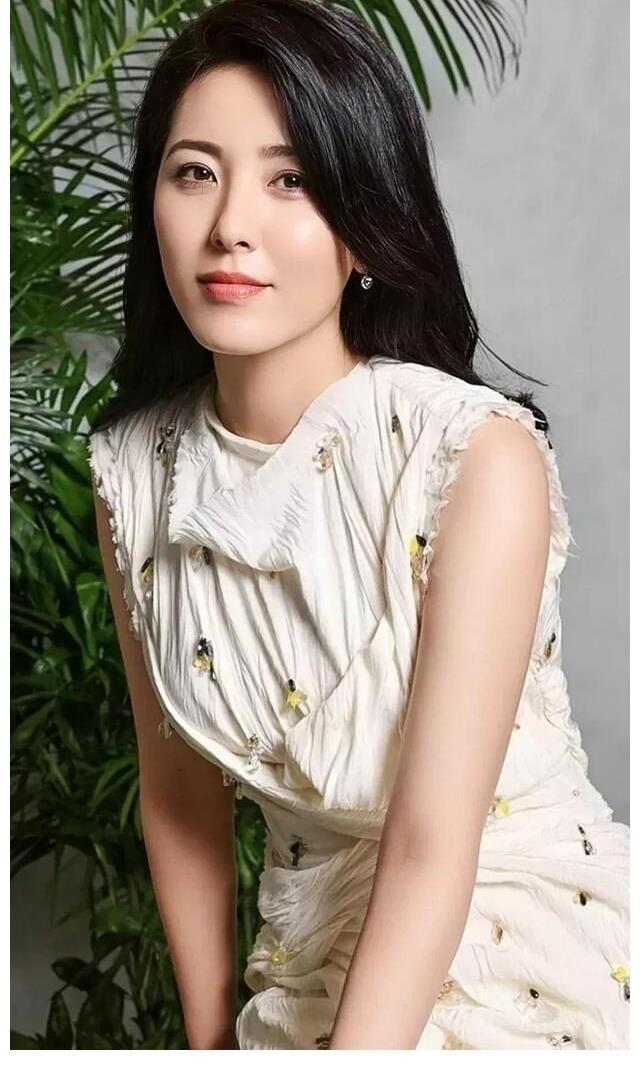 有各自的女艺人,说起湖北人,那里也诞生了如同历史一样的当代风华人物