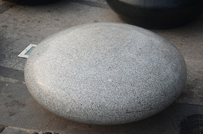 黑色的棋子形状石头