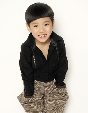 发型设计 儿童发型 >> 6岁男孩剪什么发型好看呢 6岁男孩儿发型图片