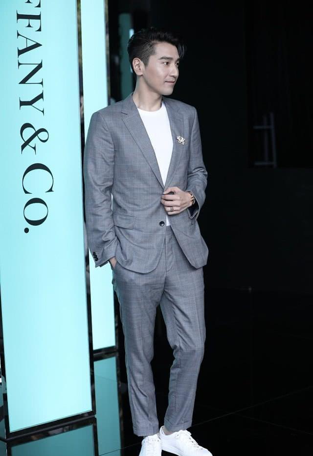 赵又廷又高又会穿,180cm穿西服帅气十足,内搭白t恤秀出好身材