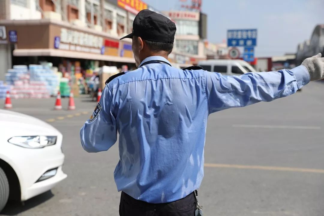 战高温烈日炎炎战高温向坚守岗位的他们致敬