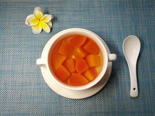 清炖冰糖木瓜糖水:挑选熟木瓜制作更美味