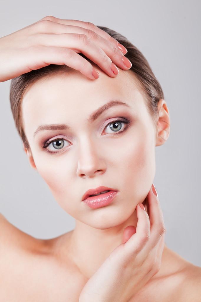 新鲜清洁肌肤美丽年轻女性脸