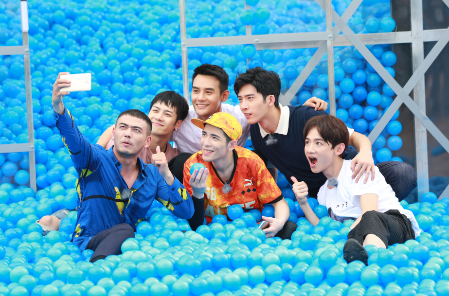 杨烁欧巴从内而外的男性魅力让人不得不花痴,而《我们战斗吧》的福利