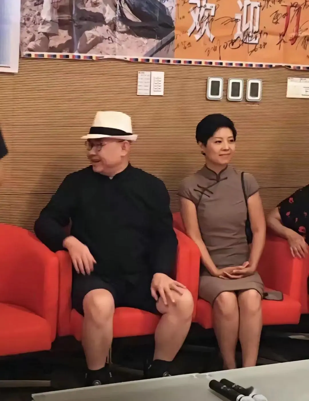 歌手刀郎被女粉丝强搂,合照太亲密,翻红后四处聚会玩乐满面红光_朱梅