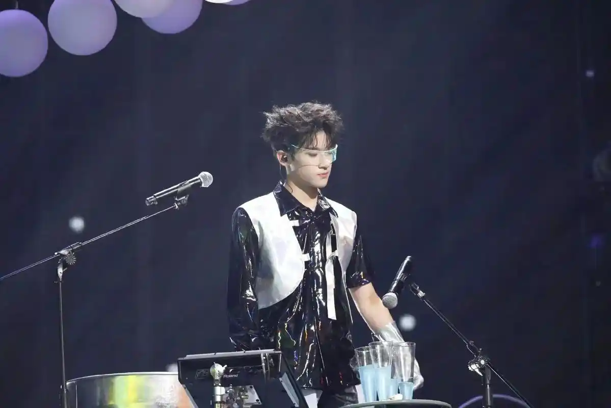 张峻豪#tf家族三代演唱会 #大连场 - 抖音