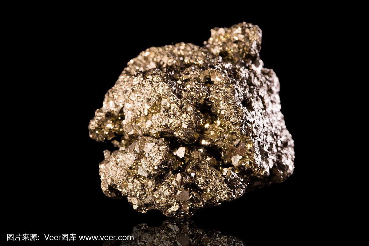 黑色背景上的黄铁矿石
