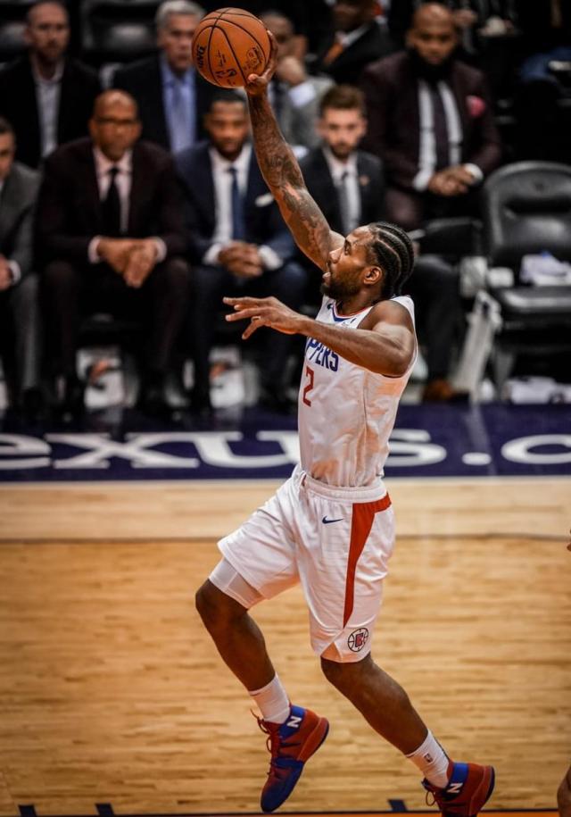 伦纳德飞身扣篮