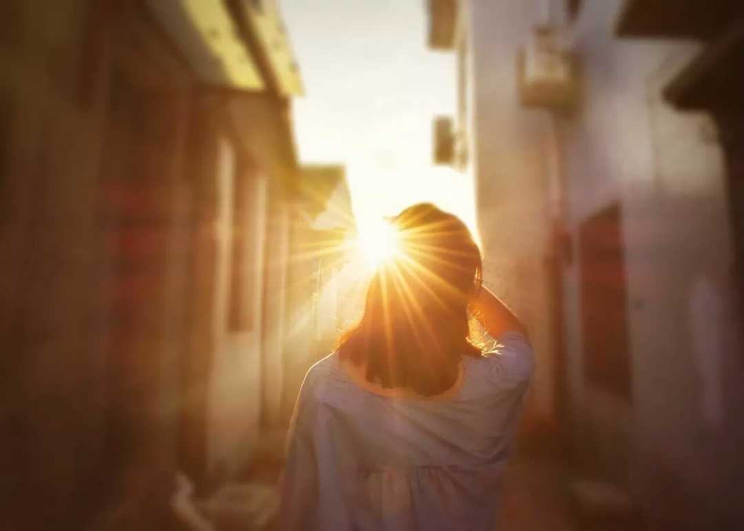 心情失落伤心难过的女生