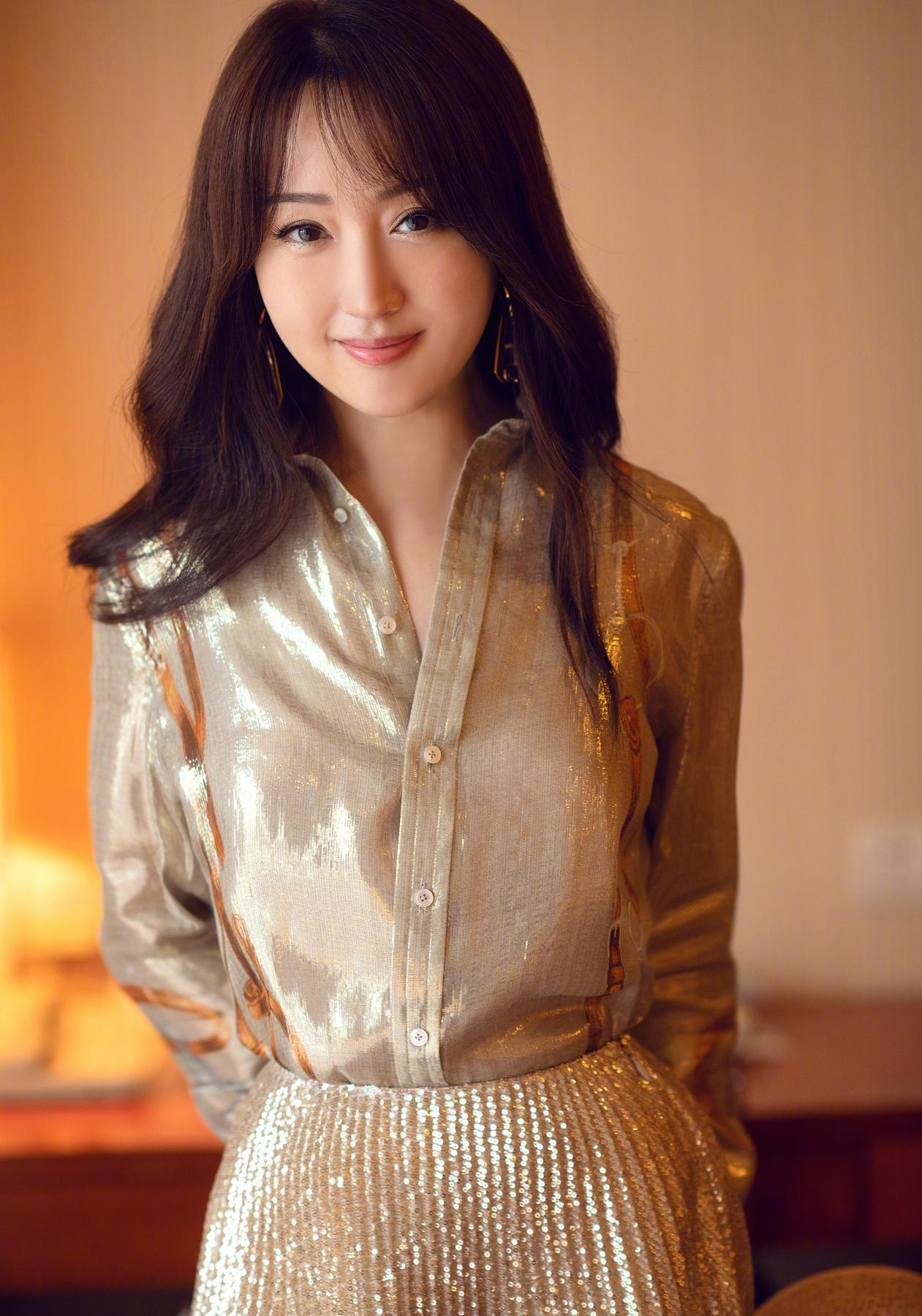 杨钰莹小个子身材却撩人,穿泡泡裙秀时尚身材,158cm美出新高度_西装