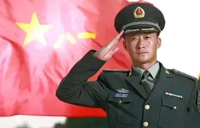 吴京晒军装照片遭大v质疑:不是军人别乱穿.