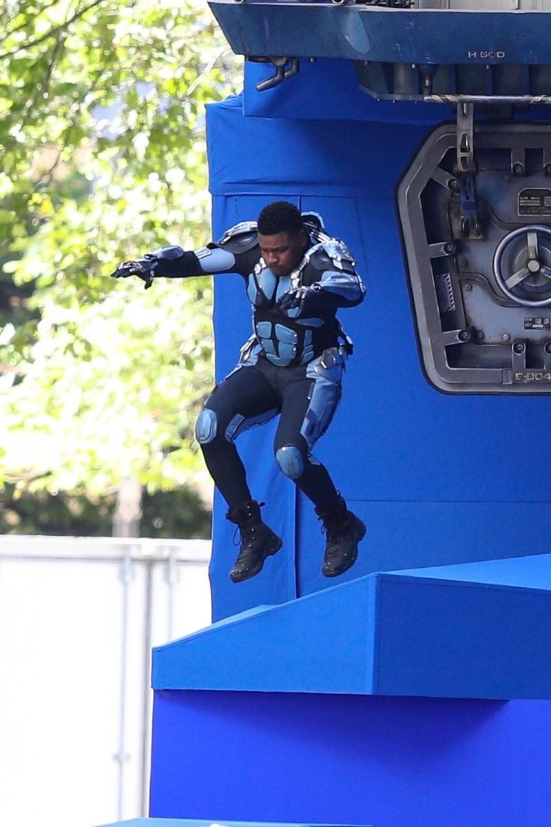 环太平洋2曝男主高清机甲照不加特效略搞笑