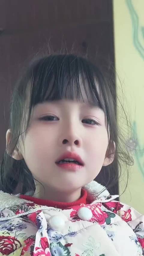 小女孩委屈地眼泪汪汪,看得让人心生怜爱