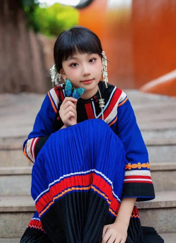 张丹峰晒9岁女儿写真照,又是一个美女胚子,明眸皓齿超可爱!