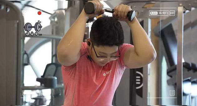 郭涛晒15岁石头近况,戴眼镜健身尽显男子气概,小石头变大陨石了_视频